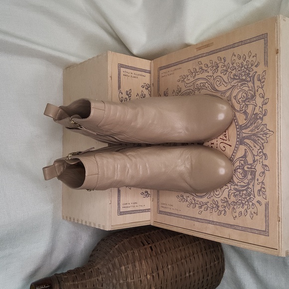 Ann Taylor tan leather shoe booties heels boots 7 B - Picture 3 of 5